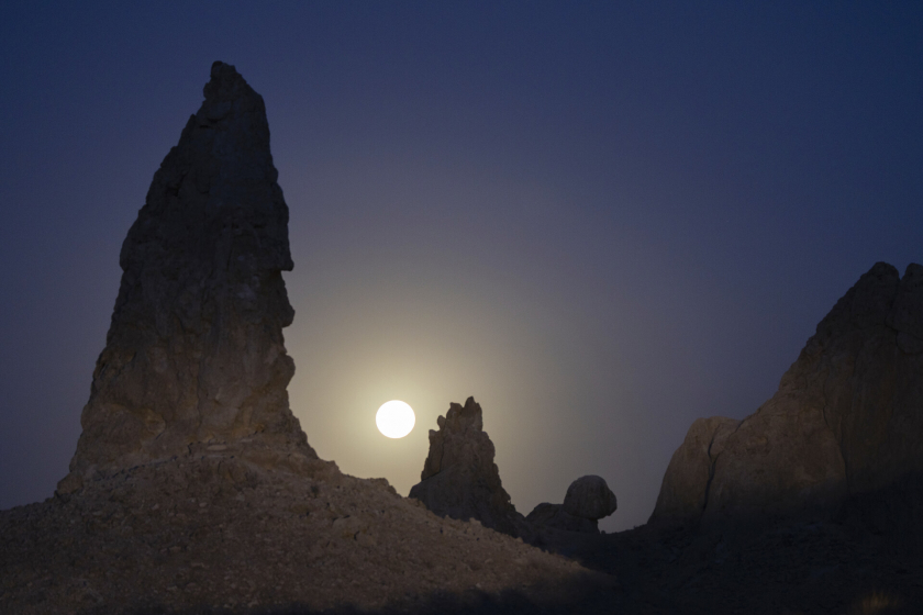 Siêu trăng dâu tây nằm phía sau Trona Pinnacles, California