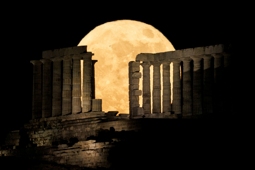 Mặt trăng chiếu sáng các cột trụ của ngôi đền cổ Poseidon ở Cape Sounion, Hy Lạp