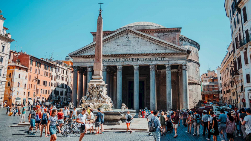 Đền Pantheon hiện là điểm tham quan thu hút khách du lịch hàng đầu ở Rome, Ý