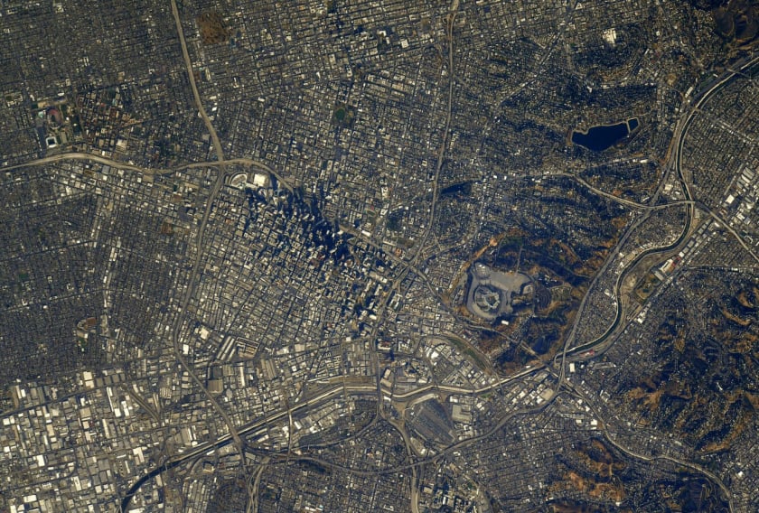 Quang cảnh từ trên cao của trung tâm thành phố Los Angeles vào ngày 5/5/2021 (phía bắc ở bên phải)
