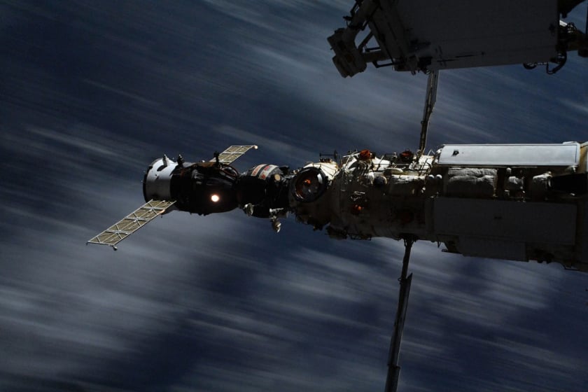 Tàu vũ trụ Soyuz cập bến với ISS, được nhìn thấy trong một hình ảnh phơi sáng làm mờ các đám mây bên dưới, khi trạm vũ trụ bay qua với tốc độ khoảng 27.600 km/giờ