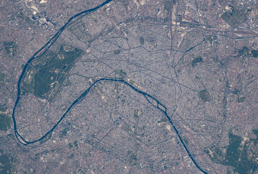 Paris nhìn từ trên cao ngày 25/4/2021