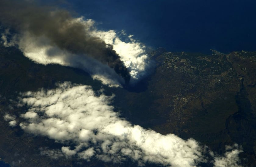 Đám tro bốc lên từ núi lửa Cumbra Vieja đang phun trào ở quần đảo Canary
