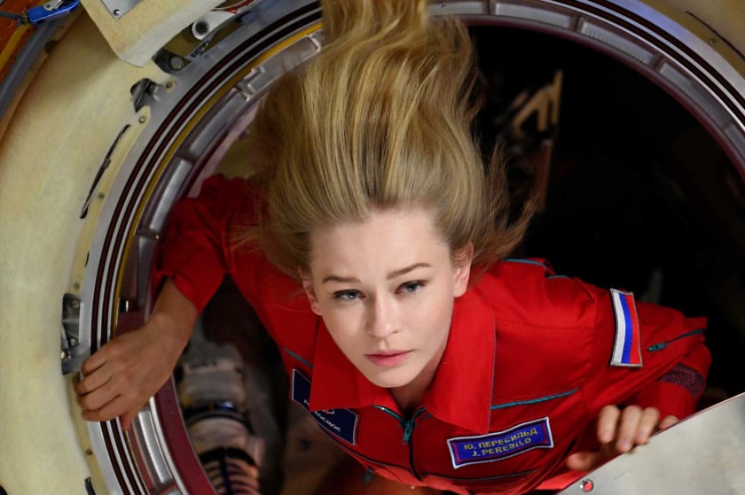 Diễn viên người Nga Yulia Peresild chuẩn bị rời Trạm vũ trụ quốc tế, cùng với nhà sản xuất phim Klim Shipenko tham gia vào ngày 16/10/2021. Peresild và Shipenko đã lên quỹ đạo để quay một phần của bộ phim có tên 
