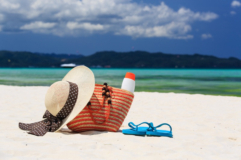 Mũ rộng vành, kem chống nắng, dép... là những thứ không thể thiếu khi đi biển