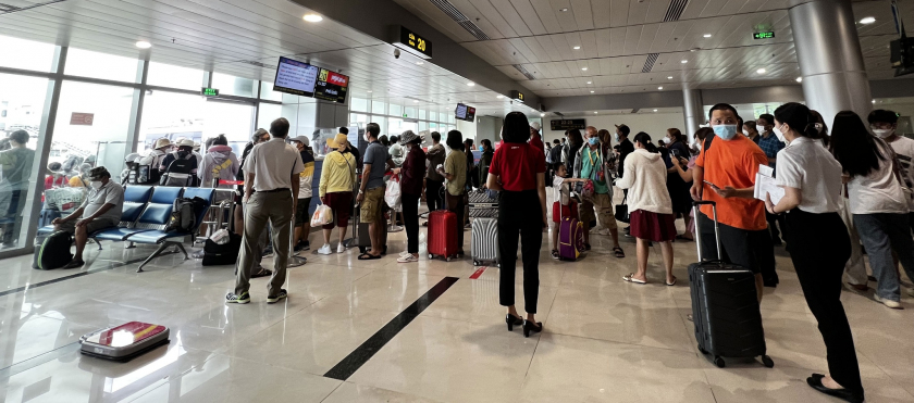 Sân bay Tân Sơn Nhất đông nghẹt hành khách