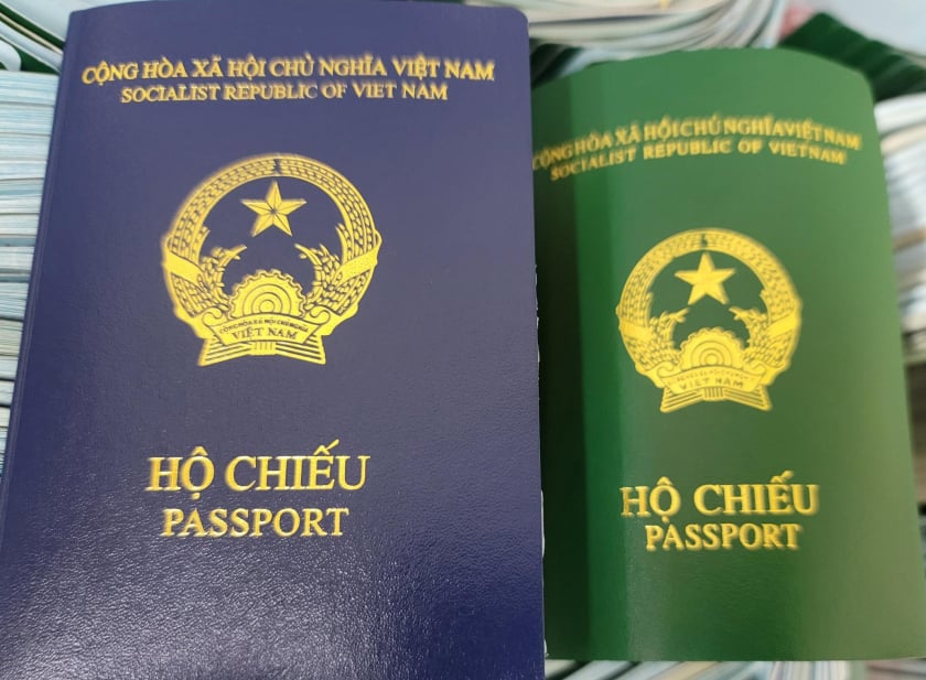Mẫu hộ chiếu phổ thông mới được áp dụng từ 1/7. Theo đó, bìa màu xanh lá được chuyển sang xanh tím. Các thủ tục cấp, đổi vẫn giữ nguyên như hộ chiếu cũ