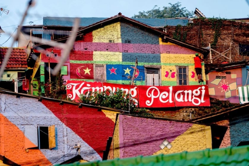 Kampung Pelang trong tiếng Indonesia nghĩa là ngôi làng cầu vồng