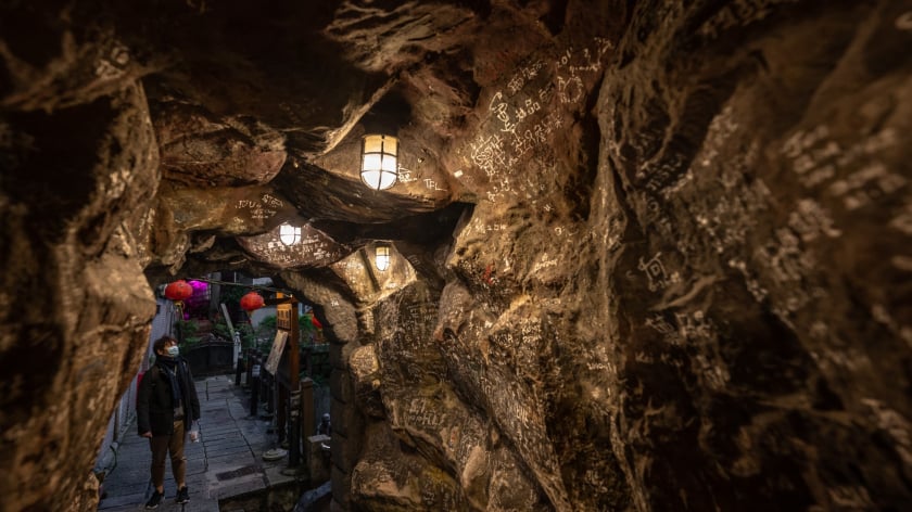 Du khách khám phá các đường hầm dưới lòng đất, tàn tích của cơn sốt đào vàng thời Nhật Bản ở Jiufen