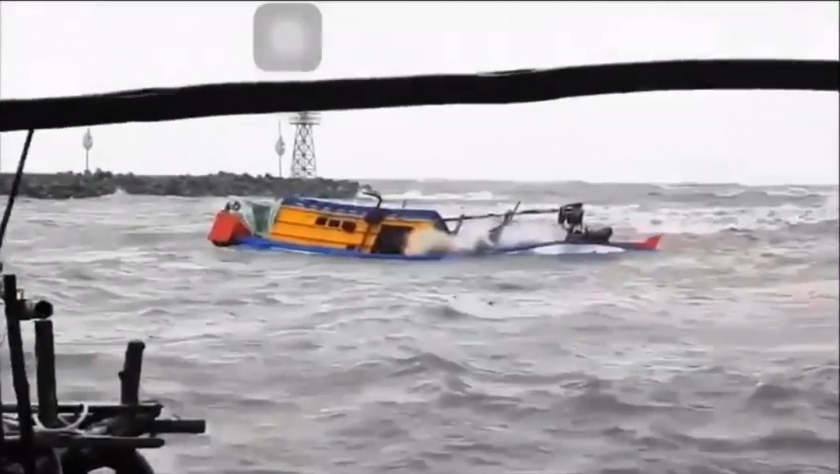 Mưa lớn kèm theo giông lốc khiến một tàu cá bị sóng đánh chìm trên vùng biển Phú Quốc