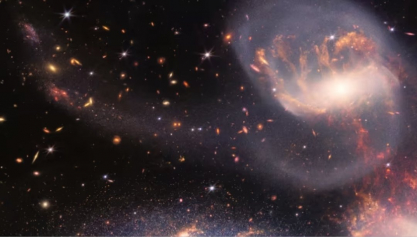 Cái nhìn chi tiết và gần hơn về NGC 7319, một thiên hà xoắn ốc có thanh bị méo trong Bộ tứ của Stephan, và phần đuôi thủy triều dài của nó kéo dài ra bên trái hình ảnh