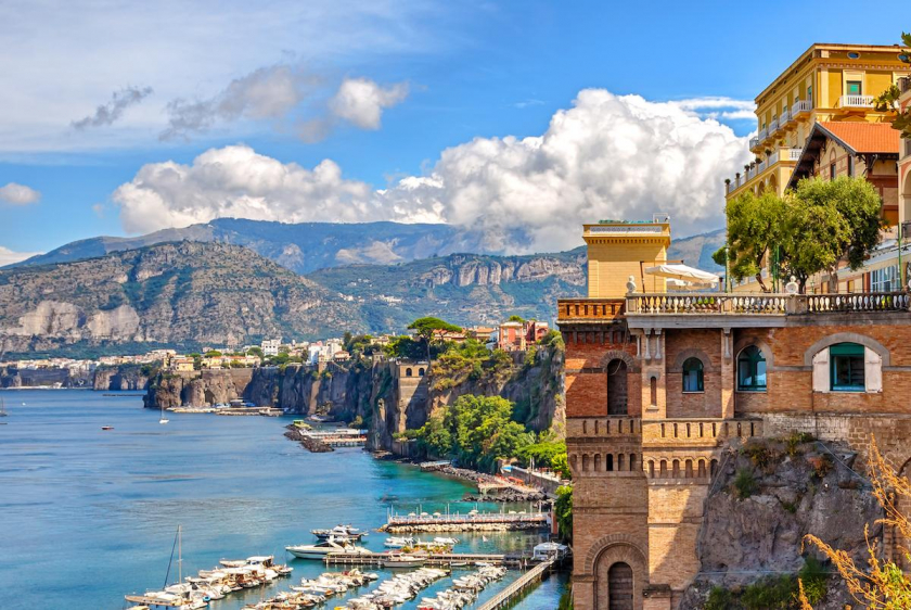 Thị trấn Sorrento nằm ở phía nam Naples, trên bờ biển phía tây của Italy