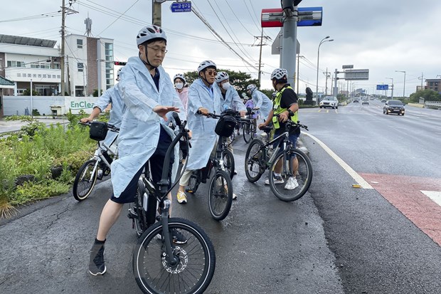Du khách trải nghiệm dịch vụ đạp xe Biclean tại đảo Jeju. (Ảnh: Anh Nguyên/TTXVN)