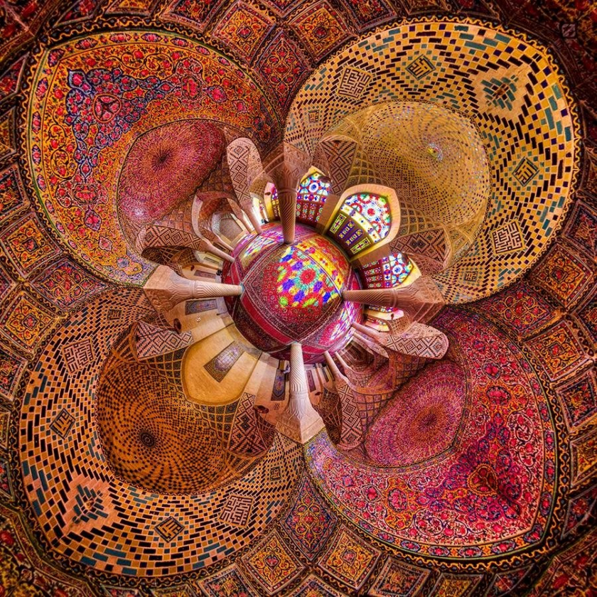 Các viên gạch tạo thành hoa văn đẹp mắt, mang nét đặc trưng của văn hóa Hồi giáo vừa rực rỡ lại vừa lôi cuốn