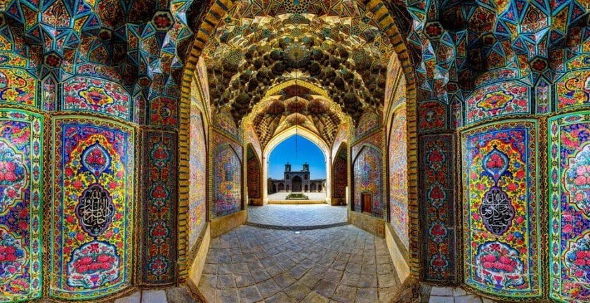 Nhà thờ Hồi giáo Nasir Al Mulk được xây dựng trong vòng 12 năm, từ năm 1876-1888, theo lệnh của lãnh chúa Mirza Hasan Ali Nasir Al Molk thuộc triều đại Qajar