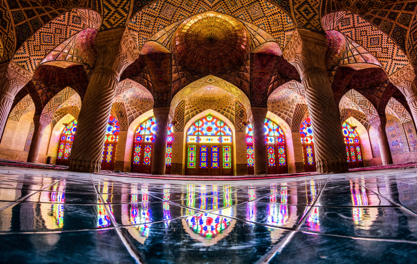 Nhà thờ Hồi giáo Nasir al Mulk ngày nay đã trở thành một trong những điểm đến hút khách nhất của Iran, bởi sự lộng lẫy của những ô cửa đầy sắc màu và sự đặc biệt của kiến trúc