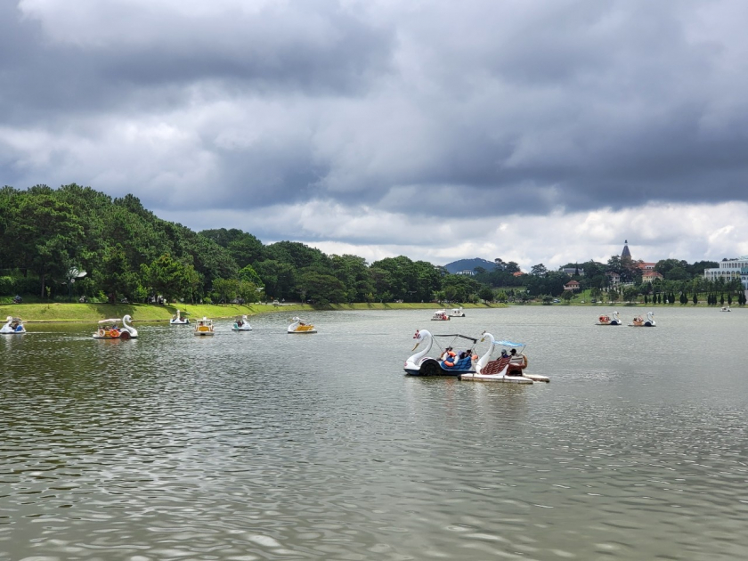 Dịch vụ đạp vịt (đạp Pedalo) trên hồ Xuân Hương đang được du khách yêu thích (hoạt động có phép)