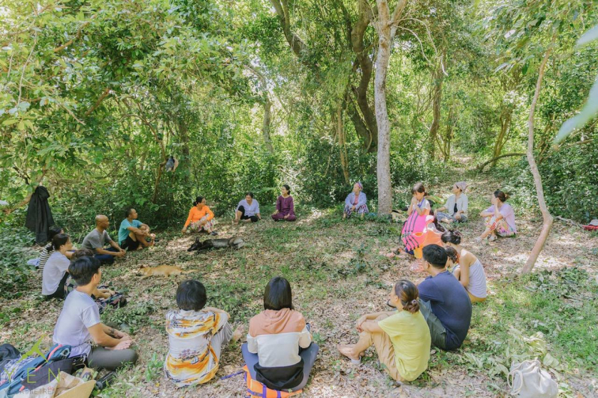 Hướng dẫn viên tắm rừng Nguyễn Thị Tuyết cùng các thành viên tham gia