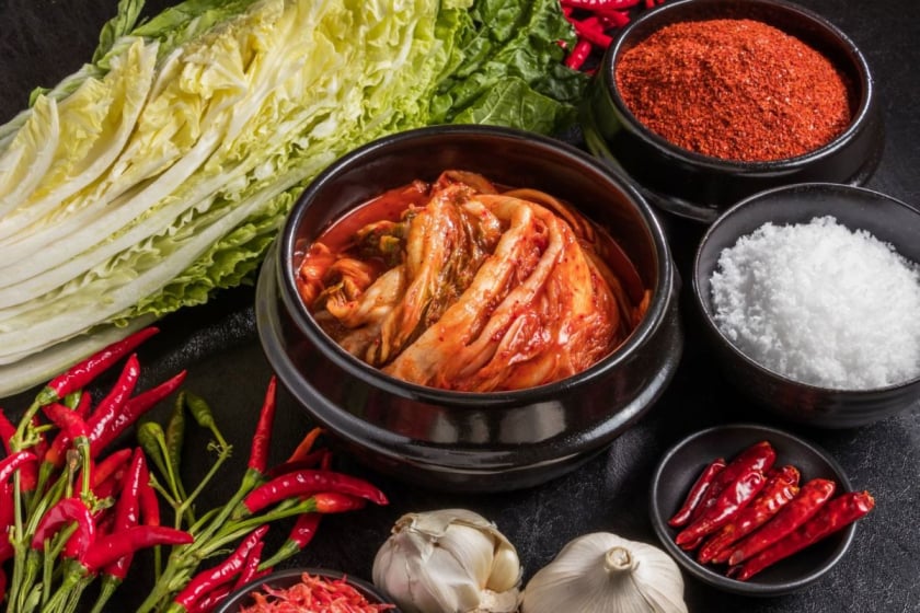 Kim chi là món ăn kèm không thể thiếu trong bữa cơm gia đình của người dân Hàn Quốc. Nó được coi là món ăn 