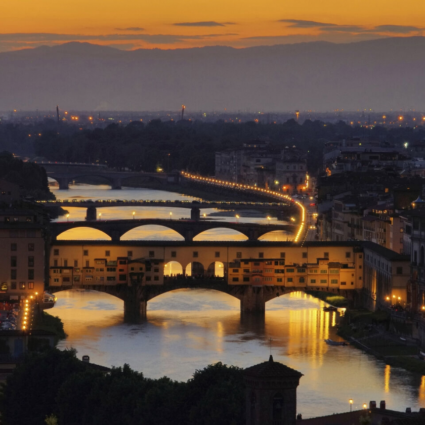 Ngày nay, sông Arno có tới 6 cây cầu khác để người dân đi bộ và xe qua, ngoại trừ Ponte Vecchio không cho phép các phương tiện di chuyển