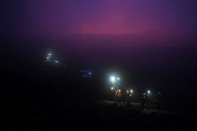 Du khách đến thăm địa điểm núi lửa phun trào ở thung lũng Meradalir, ngoại ô thị trấn Grindavik
