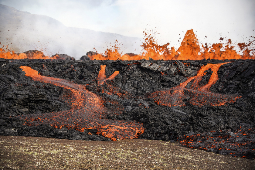 Cận cảnh dung nham chảy ra từ núi lửa Fagradalsfjall ở Iceland vào ngày 3/8/2022