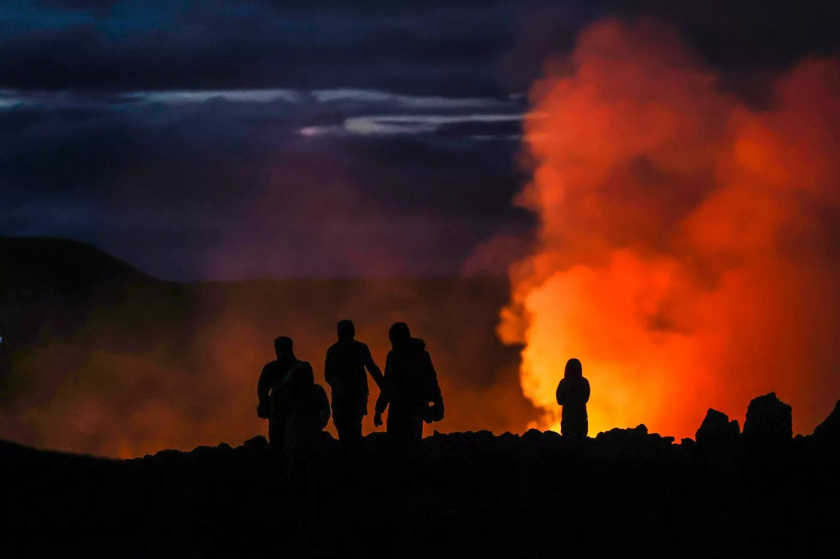 Mọi người quan sát một vụ phun trào núi lửa trên bán đảo Reykjanes của Iceland vào ngày 4/8/2022