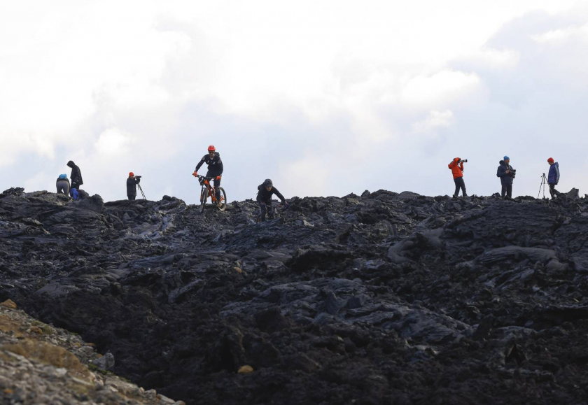 Những người đi xe đạp leo núi đạp xe để cố gắng nhìn rõ hơn những vụ phun trào trên núi lửa Fagradalsfjall ở Iceland