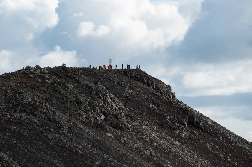 Quan sát vụ phun trào từ một đỉnh đồi