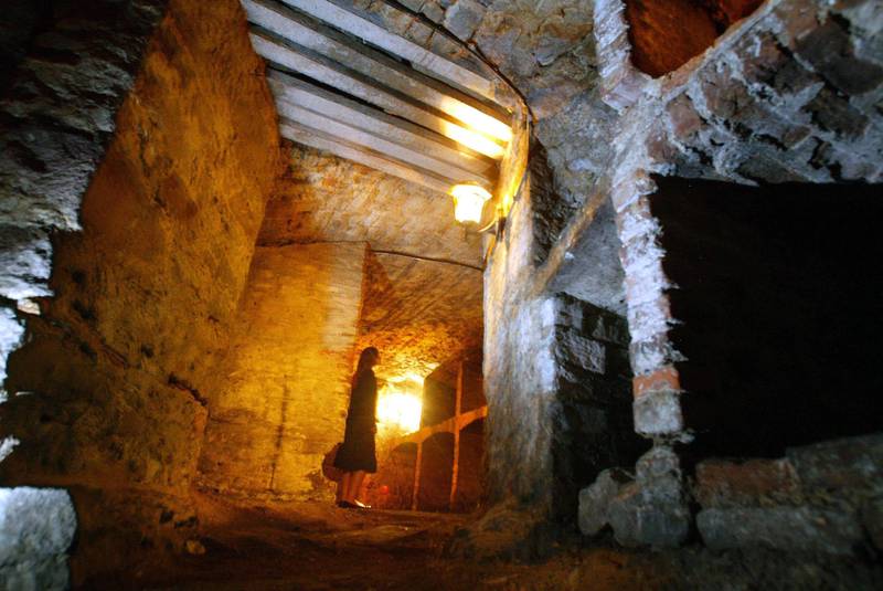 Căn hầm dưới lòng đất Edinburgh Vaults được hoàn thành vào năm 1788 và du khách có thể tham quan nhiều quán rượu và xưởng bị bỏ hoang