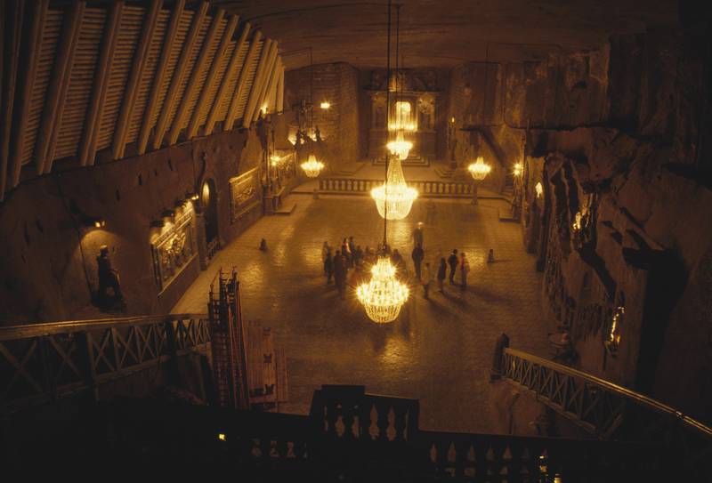 Nhà thờ đầy đèn chùm chạm khắc từ muối mỏ ở mỏ muối Wieliczka, Ba Lan, đã nằm trong Danh sách Di sản Thế giới của Unesco từ năm 1978