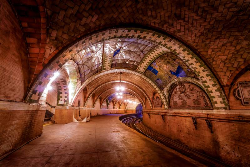 Ga tàu điện ngầm ở Tòa thị chính, New York có trần nhà lát gạch, có mái vòm nhìn xuống nền tảng được sử dụng lần cuối vào ngày 31/12/1945