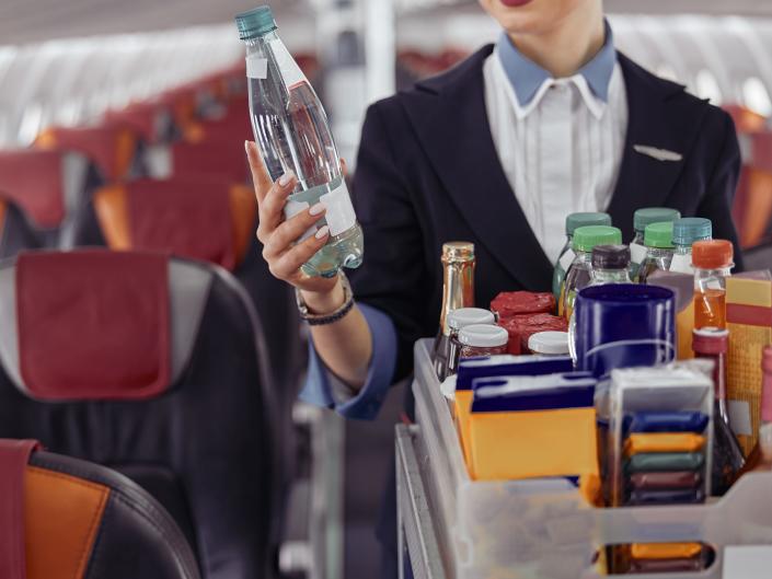 Nước đóng chai là lựa chọn an toàn cho bạn khi đi máy bay