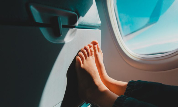 Hành khách phải luôn mang giày, kể cả trong các chuyến bay dài