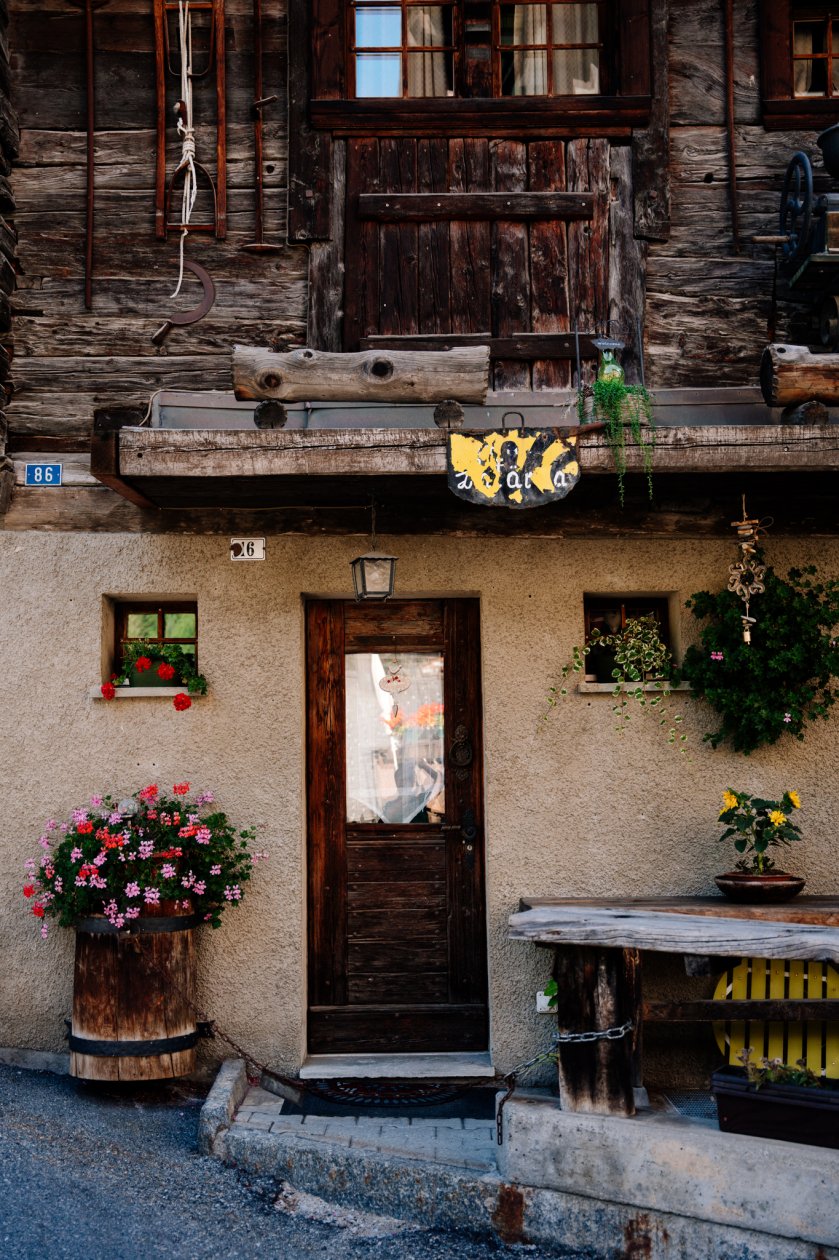 Một ngôi nhà gỗ tại làng cổ Zermatt