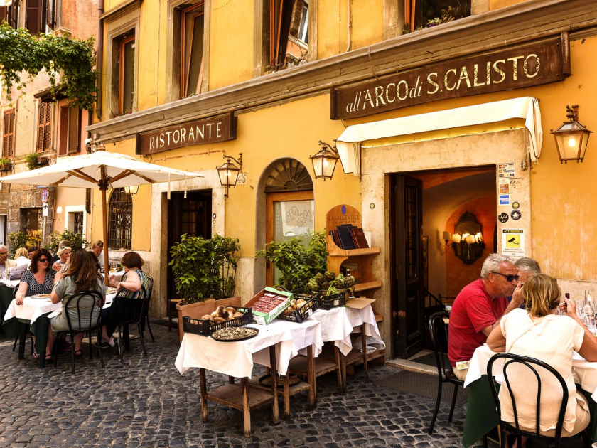 Nếu muốn ăn ở nhà hàng, du khách nên gọi điện đặt trước, bởi không phải tất cả các nhà hàng ở Ý đều sẵn sàng đón khách trong giờ mở cửa được ghi trên mạng