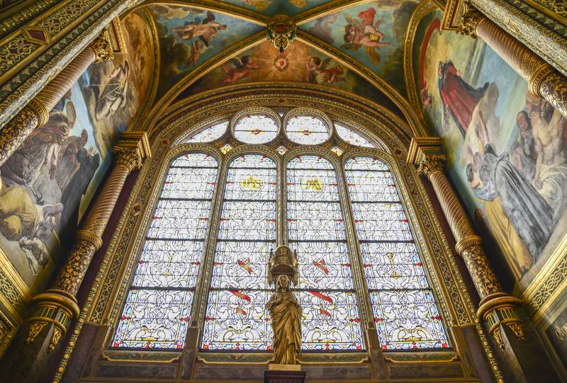 Nhà thờ có hệ thống cửa sổ phức tạp, mái vòm có gân và một số cửa sổ kính màu ấn tượng nhất của thành phố