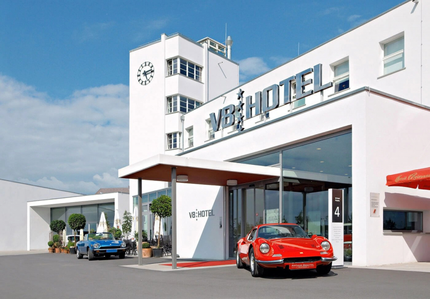 V8 Hotel Motorworld là điểm dừng chân hoàn hảo của khách sạn không chỉ dành cho những người đam mê xe hơi, mà bất cứ ai muốn sống một trải nghiệm độc đáo và khó quên