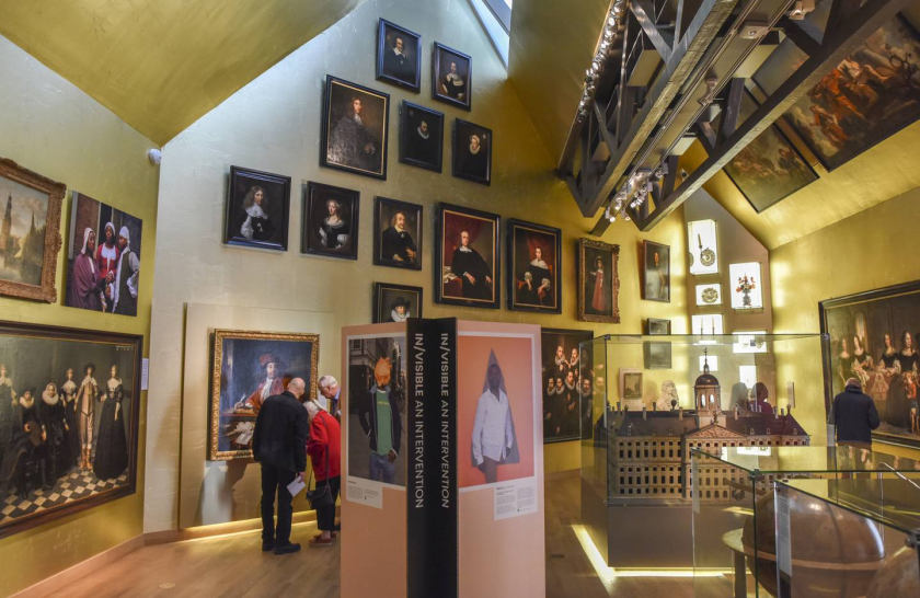 Bảo tàng Amsterdam là một cơ sở hiện đại có 100.000 đồ tạo tác và tác phẩm nghệ thuật