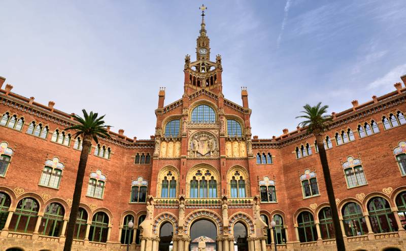 Recinto Modernista de Sant Pau ở Barcelona được thiết kế bởi Lluis Domenech i Montaner theo phong cách được gọi là Chủ nghĩa hiện đại Catalan