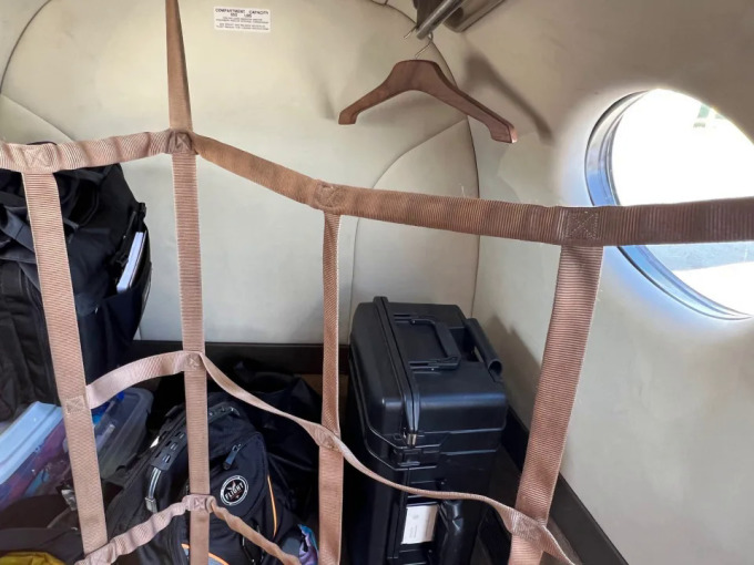 Ở phía sau máy bay là một khoang chứa hành lý