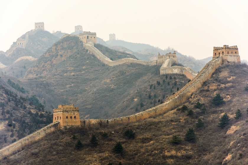 Vạn Lý Trường Thành của Trung Quốc leo qua lãnh thổ miền núi, kết nối nhiều tháp canh trên đỉnh đồi
