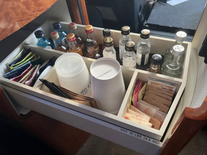 Trong suốt chuyến bay, hành khách sẽ có nhiều đồ ăn nhẹ và đồ uống được đựng trong các ngăn kéo