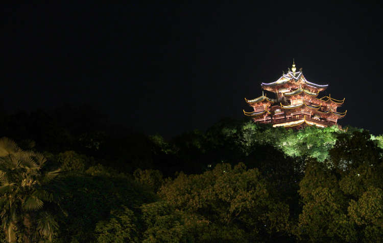 Khung cảnh ban đêm của Đình Thành Hoàng được chiếu sáng (hay Đình Thần Thành phố), trên đỉnh đồi ở Hàng Châu, Trung Quốc