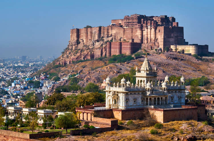 Pháo đài Mehrangarh nhìn ra thành phố Jodhpur ở bang Rajasthan, Ấn Độ. Việc xây dựng pháo đài đầu tiên, nằm cách thành phố khoảng 400 feet, bắt đầu vào năm 1459, và nó đã được mở rộng nhiều lần trong nhiều thế kỷ kể từ đó