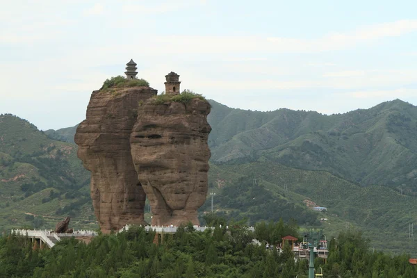 Những ngôi chùa đứng trên đỉnh đôi cột đá trên núi Shuangta ở Thừa Đức, thuộc tỉnh Hà Bắc, Trung Quốc