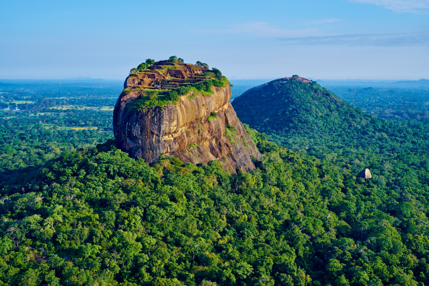 Pháo đài Sigiriya sừng sững trên một cột đá gần thị trấn Dambulla, Sri Lanka. Mặc dù có bằng chứng về sự cư trú của con người trong và xung quanh khu vực trong hàng nghìn năm, nhưng khu phức hợp trên đỉnh đầu tiên được phát triển bởi Vua Kashyapa khoảng 1.500 năm trước