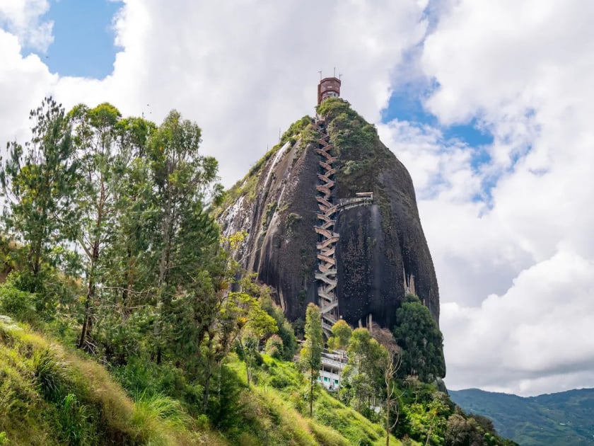 Cầu thang dài dẫn lên sườn Rock of Guatapé ở Colombia. Phần nhô ra bằng đá, được gọi là một tảng đá ngầm, cao hơn 656 feet so với khu vực xung quanh và có một tháp quan sát được xây dựng trên đỉnh