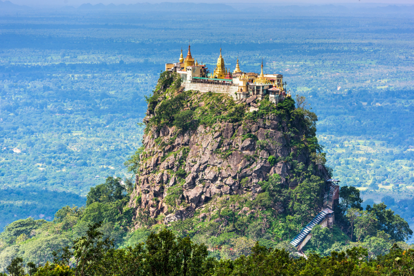 Tu viện Phật giáo nằm trên đỉnh Taung Kalat, một mỏm đá trên núi Popa ở vùng Mandalay của Myanmar