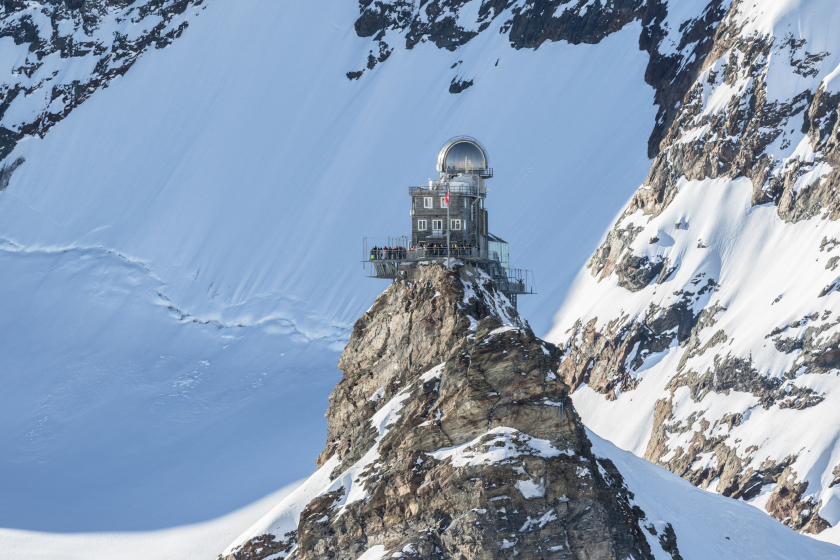 Đài quan sát Sphinx nằm trên đỉnh của dãy Bernese Alps. Địa điểm này là một trong những đài quan sát cao nhất trên thế giới, có nhiều nền tảng cho các thí nghiệm và quan sát khoa học, cũng như đài quan sát công cộng